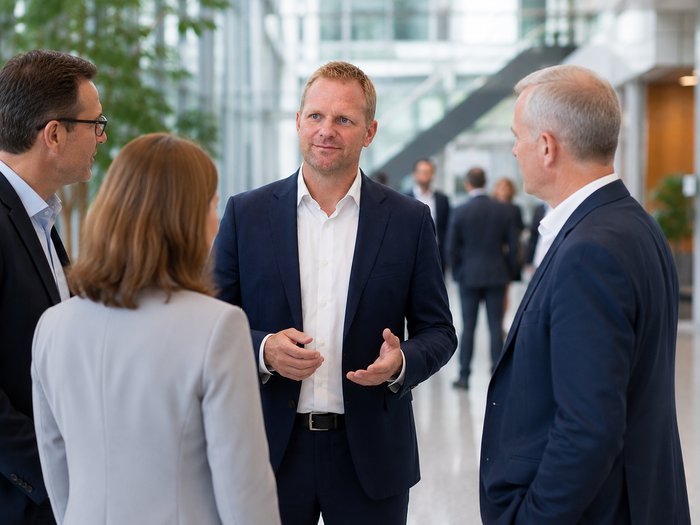Gespräch im Atrium bei evoplan